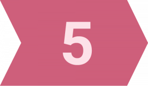 Grafisches Pfeilelement mit der Zahl 5 in rosa und weiß, geeignet für visuelle Darstellungen und Präsentationen.