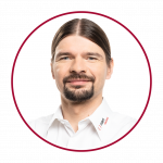 Porträt von Ralf Schwarzmaier, Geschäftsführer von Mars Solutions, im weißen Hemd mit Firmenlogo, vor weißem Hintergrund in rundem Rahmen.