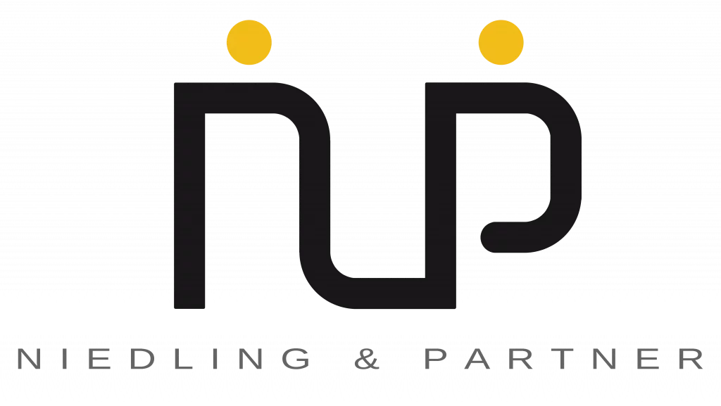 Stilisiertes „N & P“ in Schwarz mit zwei gelben Punkten über den Buchstaben, darunter „Niedling & Partner“ in Grau.