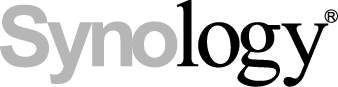 Synology-Logo: Schriftzug „Synology®“ in grauer, serifenloser Typografie auf weißem Hintergrund.
