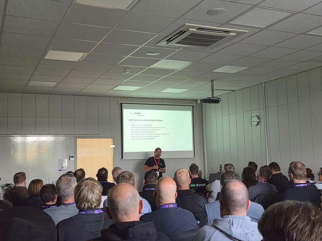 Menschen hören einem Vortrag zu.